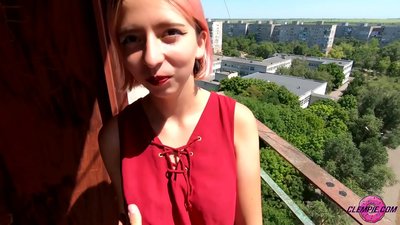 స్టూడెంట్ సెన్సువల్ అవుట్బ్యాక్లో అపరిచితుడిని సక్స్ చేస్తుంది - అతని ముఖం మీద కమ్